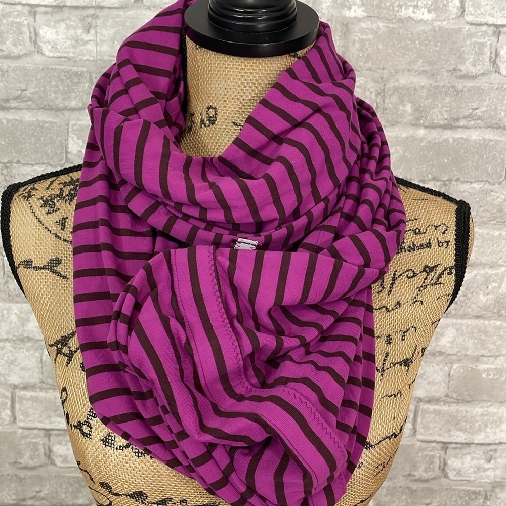 Lululemon Vinyasa Scarf
Deenie Stripe Regal Plum Bordeaux Drama